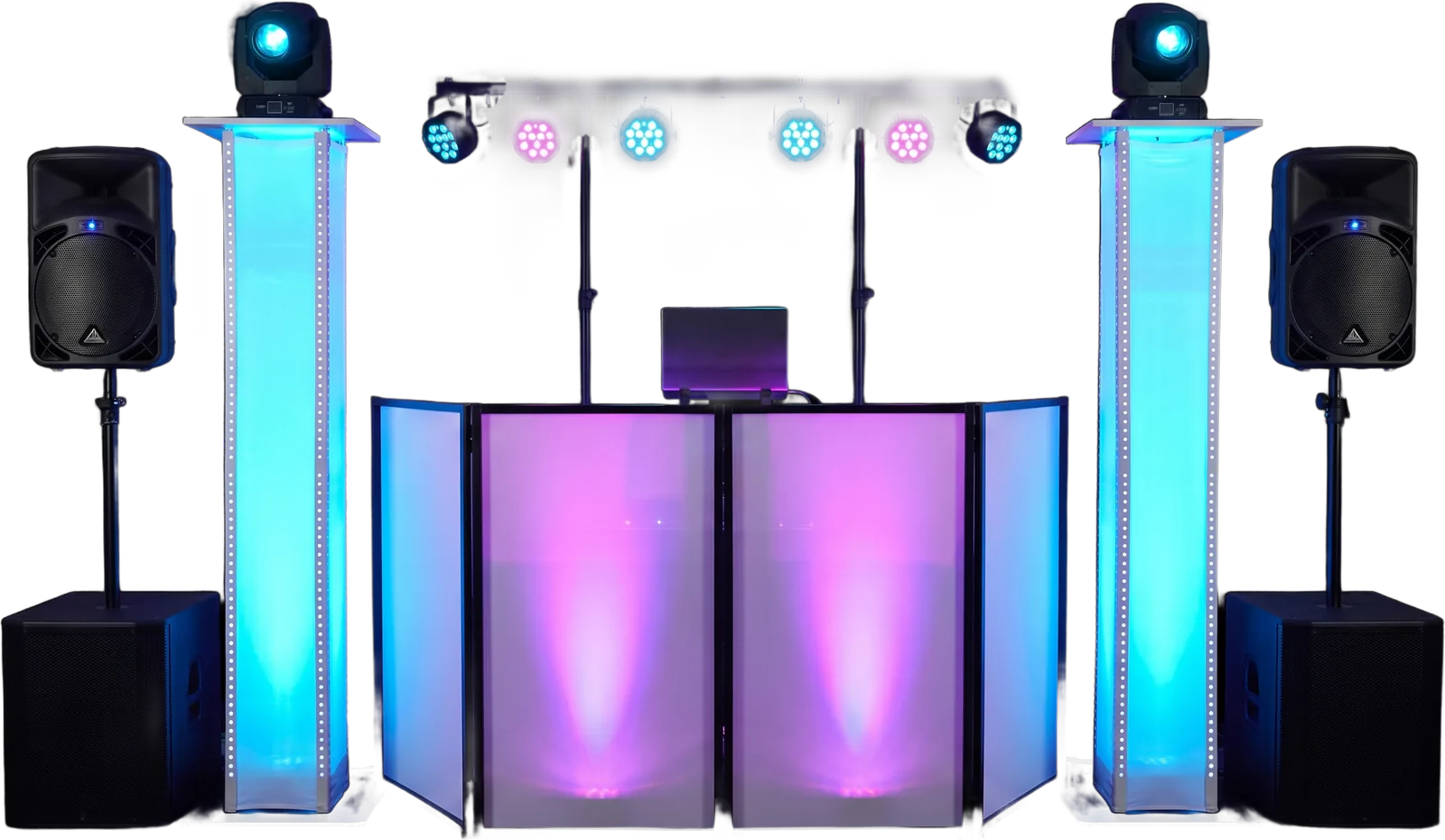 La cabine de DJ N'RICO installée sur scène : deux colonnes lumineuses LED cyan encadrent la façade blanche rétroéclairée en magenta, avec deux enceintes sur pieds et une rampe de projecteurs LED au-dessus, dans une salle sombre.
